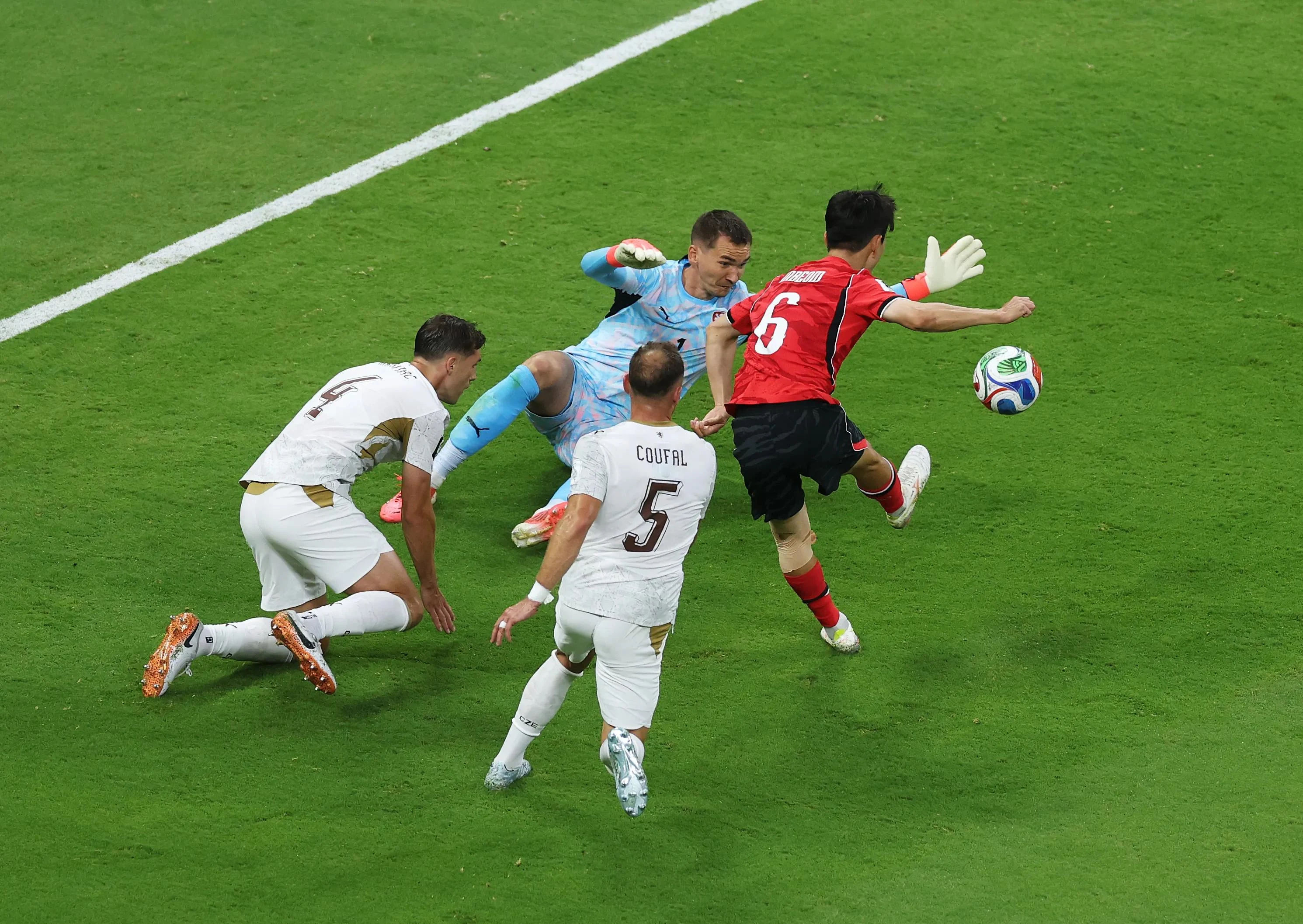中超大战国安泰山2-0良铭首开记录，郑铮遭红牌处罚深度解析