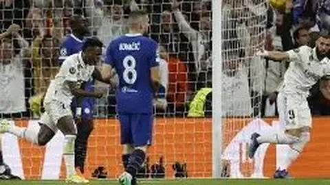 “足球奇才巴坎布：空门良机竟成乌龙秀，‘快乐男孩’名号果真不假！”