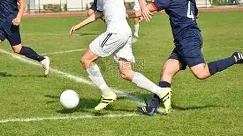 《烈焰战士横扫绿茵林：里沙利松、库杜斯、西蒙斯火力全开首战告捷》